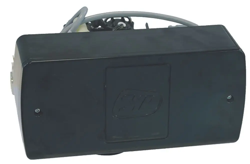 Schwarze Steuerbox von Syr mit Kabeln, auf der Oberseite mit Logo. Das Produkt hat eine rechteckige Form und Schrauben an der Unterseite.